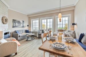 a dining room and living room with a table at Wattlaeufer in Keitum