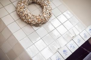 a donut on a tiled floor in a bathroom at Wattlaeufer in Keitum +15 photos