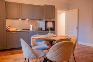 Una cocina con una mesa y sillas en una cocina. en Lungarno Cellini Firenze, en Florencia
