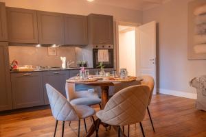 Una cocina con una mesa y sillas en una habitación. en Lungarno Cellini Firenze, en Florencia 33 fotos más