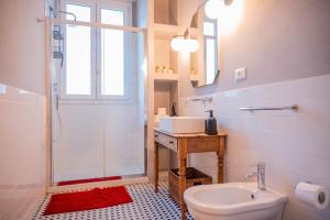 Un baño con inodoro, lavabo y ducha. en Lungarno Cellini Firenze, en Florencia