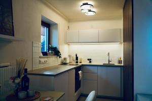 Η κουζίνα ή μικρή κουζίνα στο Chiemsee Studio - Kliniknähe I Therme & Ruhe