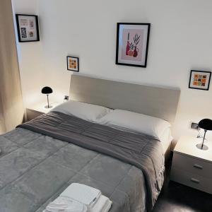 Casa Francis في ماتيرا: غرفة نوم بها سرير كبير مع طاولتين ومصباحين +57 صورة