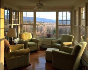 Posezení v ubytování Impressive Cabin with a Pool and Hot Tub Ideal for Weekend Getaways in the Catskills