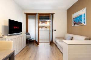 TV a/nebo společenská místnost v ubytování Modern Retreat with AC & Fast Wi-Fi