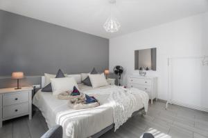 1 dormitorio blanco con 2 camas y 2 sillas en 1 Apartamentos Omanai Tenerife Sur, en Las Galletas 20 fotos más