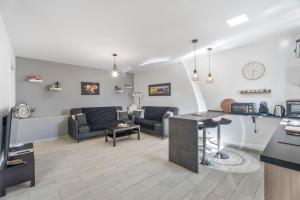 Una sala de estar con dos sillas y una mesa. en 1 Apartamentos Omanai Tenerife Sur, en Las Galletas