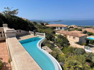an image of a swimming pool in a villa at Villa de standing 12 couchages - vue sur mer - piscine à débordement chauffée in Albitreccia