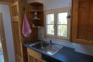 Kuchyň nebo kuchyňský kout v ubytování Wollhaus Oberzwirgi