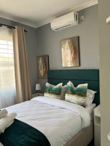 En eller flere senge i et værelse på Sunset View Apartments