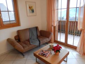 Una sala de estar con un sofá y una mesa de café. en Pfrundmatte 12, en Aeschi bei Spiez 22 fotos más