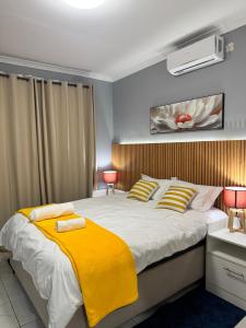 En eller flere senge i et værelse på Sunset View Apartments