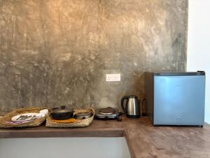 una encimera de cocina con un refrigerador y ollas y sartenes en Villa Komalee, en Unawatuna