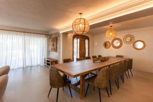 a dining room with a wooden table and chairs at Mediterranean Seasons Sensation Villa in San Vicente del Raspeig +66 photos