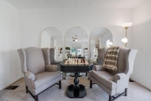 ein Raum mit einem Schachbrett und zwei Stühlen in der Unterkunft Madrigal in Cathedral City