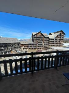 - une vue depuis le balcon d'un complexe dans l'établissement Risoul 1850 studio Résidence LesFlorins2 pour 4 pers avec accès direct sur les pistes, à Risoul 14 autres photos