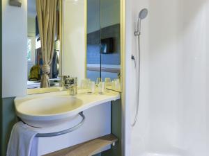 Koupelna v ubytování ibis budget Berck Sur Mer + 32 fotografií