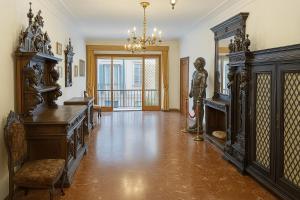 - un salon avec une table et une statue dans l'établissement My Rialto Palace, à Venise