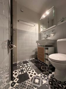 a bathroom with a toilet and a sink and a shower at Alpine Hideaway - Cozy Mountainview Studio, Free Parking, Ski, Engelberg, Luzern in Engelberg +32 photos