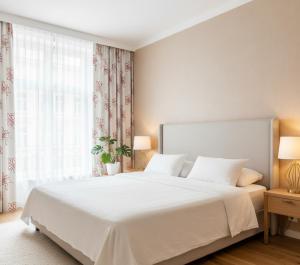 een slaapkamer met een groot wit bed en een raam bij Ankara Stay Apart in Kavaklıdere