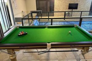 een pooltafel voor een zwembad bij וילה סאן טורינו - Vila San Torino in Elqosh