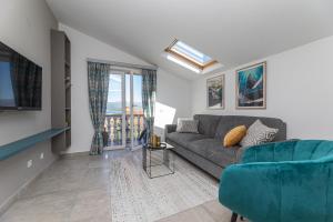 een woonkamer met een bank en een tv bij Pension Tina App 1 in Šilo +26 foto's