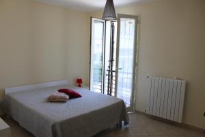 ガリポリにあるAppartamento orchideaのベッドルーム1室(枕2つ付)
