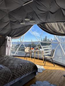 Ένα ή περισσότερα κρεβάτια σε δωμάτιο στο Глемпінг Перлина Карпат