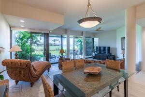 Et tv og/eller underholdning på 2BR Mauna Lani Point stunning Ocean Views