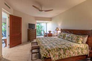 En eller flere senge i et værelse på 2BR Mauna Lani Point stunning Ocean Views + 32 billeder