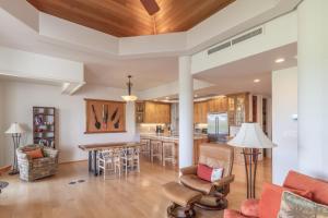 Χώρος καθιστικού στο 1BR Mauna Lani Point lovely mountain views