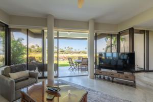 Μια τηλεόραση ή/και κέντρο ψυχαγωγίας στο Mauna Lani Point Newly Furnished ocean golf views