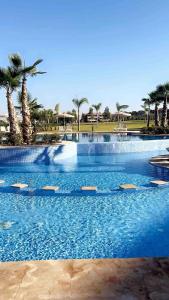 Bazén v ubytování Luxury Prestigia Golf City jade nebo v jeho okolí