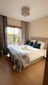 Postel nebo postele na pokoji v ubytování Luxury Prestigia Golf City jade