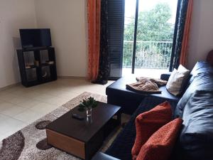 a living room with a couch and a coffee table at Casa Mao-Cheia in Arco da Calheta