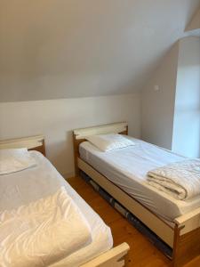 deux lits jumeaux dans une chambre avec dans l'établissement Le Chêne, à Baguer-Pican 7 autres photos