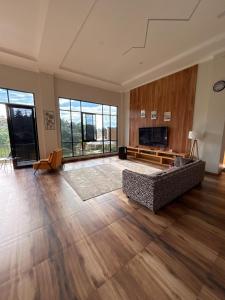 a living room with a couch and a fireplace at فيلا جولدن فلور بونشاك in Tagalbato
