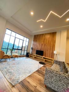 a living room with a couch and a tv at فيلا جولدن فلور بونشاك in Tagalbato