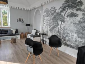 a living room with two chairs and a couch at Grand appart 150m2 dans belle maison bourgeoise in Vernaison