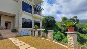 a house with a view of the mountains at فيلا جولدن فلور بونشاك in Tagalbato