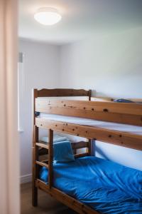 un paio di letti a castello in una camera di Putsborough Cottage a Croyde Altre 8 foto