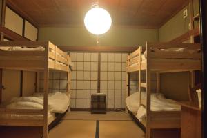 Postel nebo postele na pokoji v ubytování ゲストハウス灯