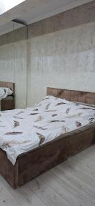 ein großes Bett in einem Schlafzimmer mit einem großen Spiegel in der Unterkunft Apartament 2 camere in Bukarest