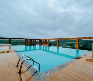 المسبح في Mirage Luxuria Inn أو بالجوار