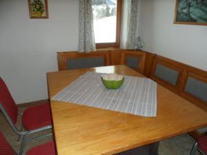 ein Holztisch mit einer grünen Schale auf einer Serviette in der Unterkunft Gruppenhaus Hirzhof in Auberg + 44 Fotos