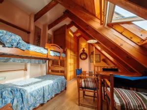 a bedroom with two bunk beds and a desk at Dúplex rústico familiar- Amplitud y vistas espectaculares - Cuc 2 in Pla de l'Ermita