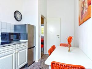 Η κουζίνα ή μικρή κουζίνα στο 2-SZ-Komfort-Apartment bis 5 Pers - Nähe HBF & Messe DUS