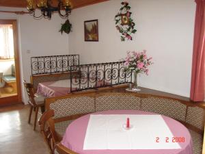 ein Zimmer mit einem Tisch mit einer Blumenvase darauf in der Unterkunft Gruppenhaus Hirzhof in Auberg