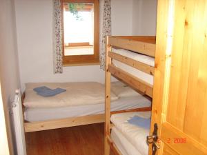 ein Zimmer mit zwei Etagenbetten und einem Fenster in der Unterkunft Gruppenhaus Hirzhof in Auberg
