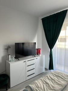 Μια τηλεόραση ή/και κέντρο ψυχαγωγίας στο Romantic studio AxS